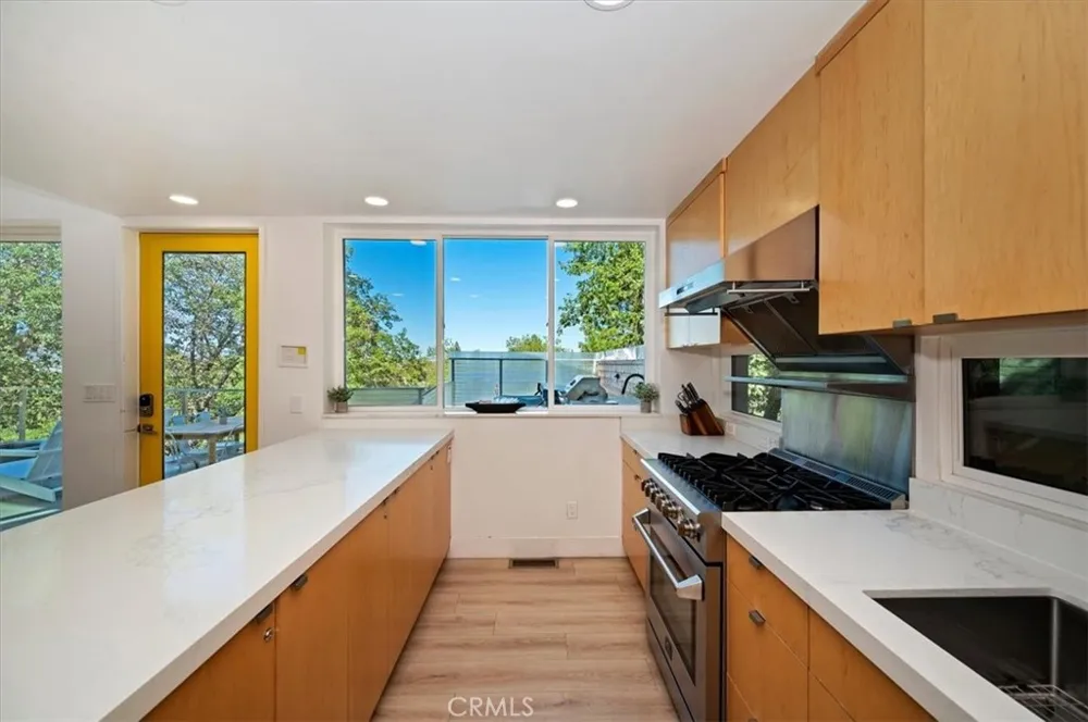 693 Villa Grove Big Bear Lake, CA 92314