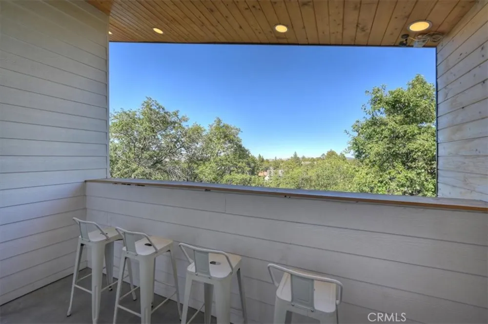 693 Villa Grove Big Bear Lake, CA 92314