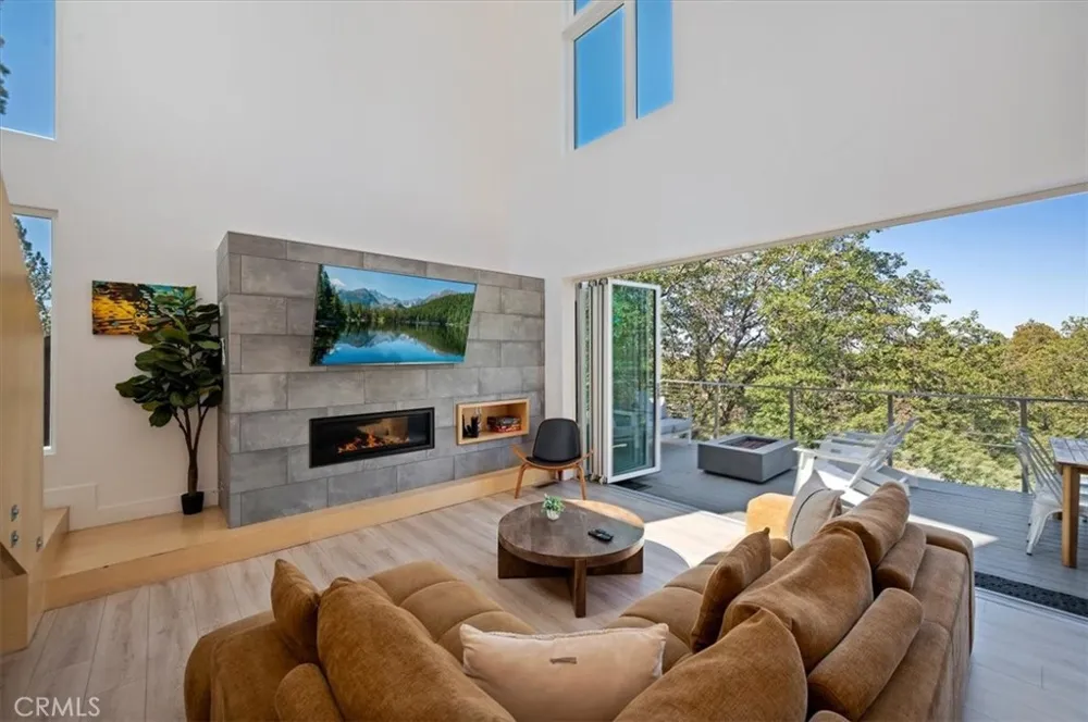 693 Villa Grove Big Bear Lake, CA 92314