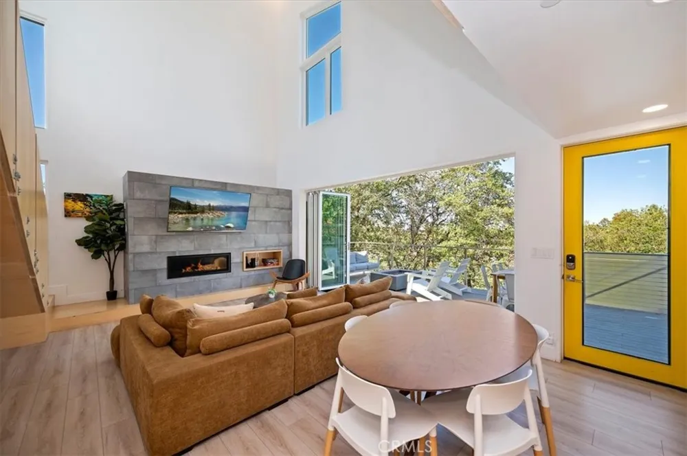 693 Villa Grove Big Bear Lake, CA 92314