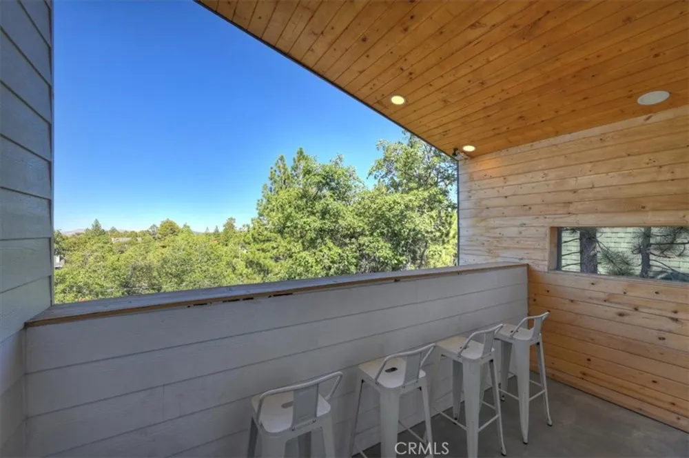 693 Villa Grove Big Bear Lake, CA 92314