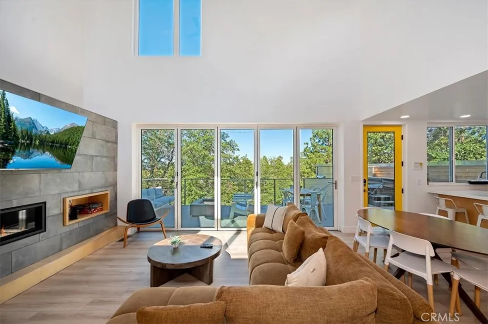 693 Villa Grove Big Bear Lake, CA 92314