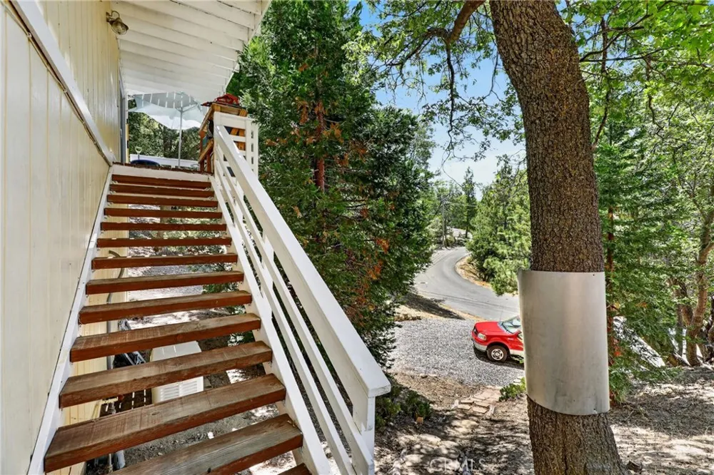 1127 Yukon Lake Arrowhead, CA 92352