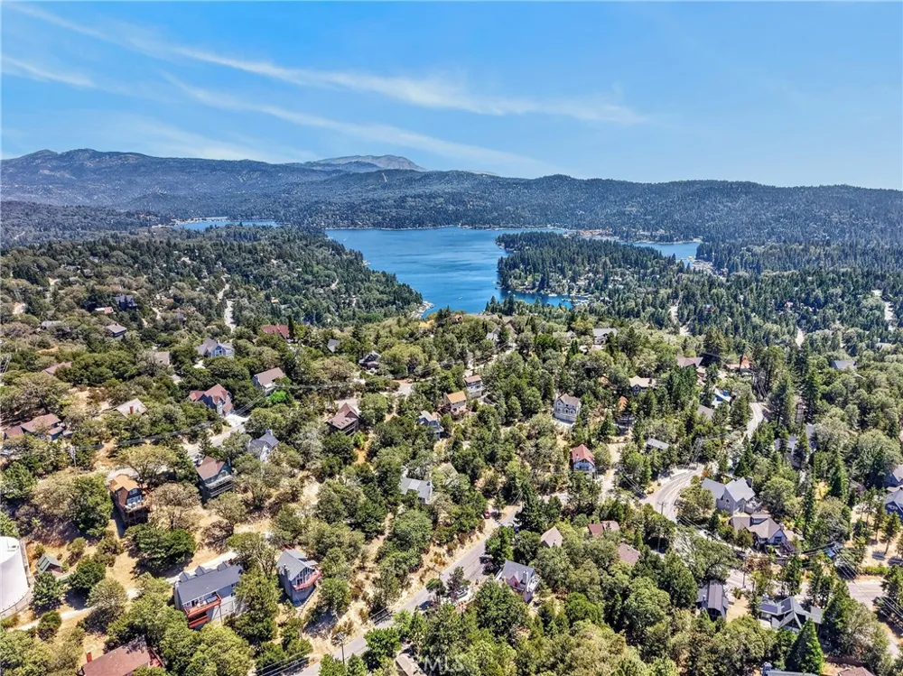 1127 Yukon Lake Arrowhead, CA 92352