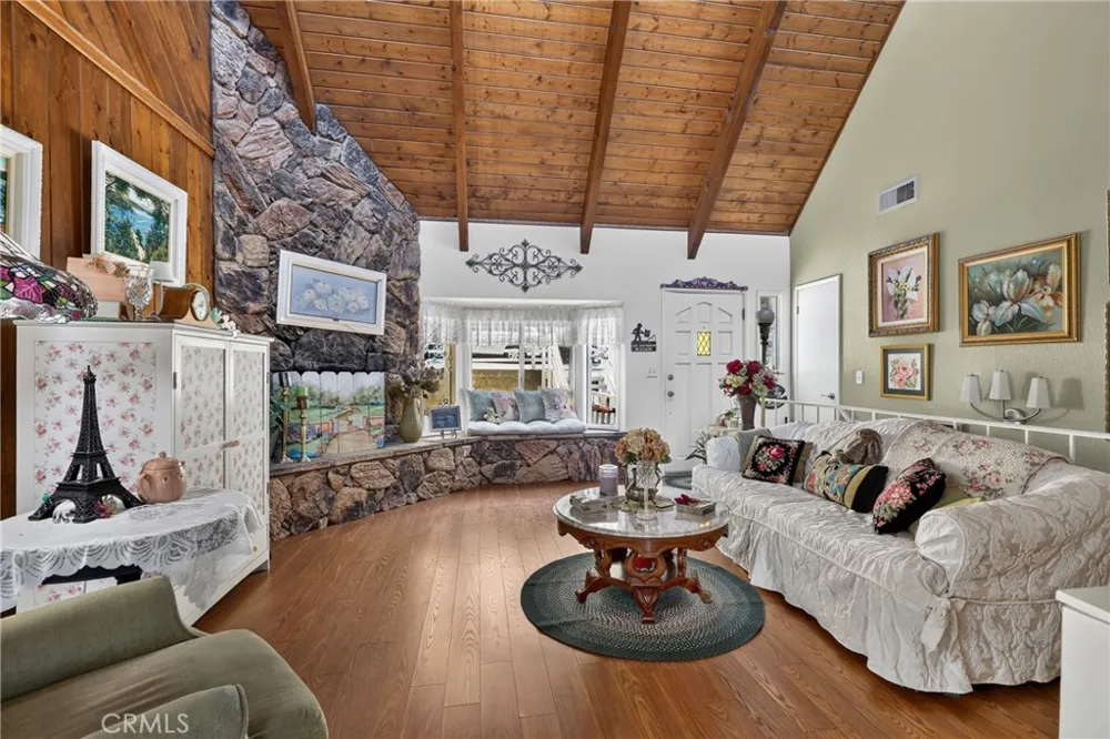 1127 Yukon Lake Arrowhead, CA 92352