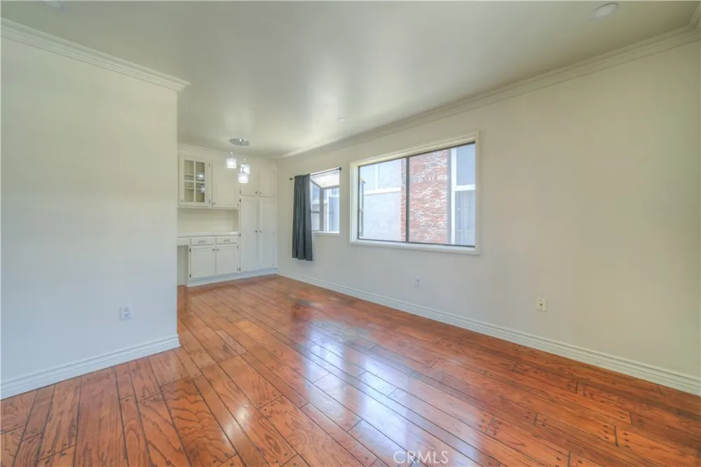 18100 Burbank #14 Tarzana, CA 91356