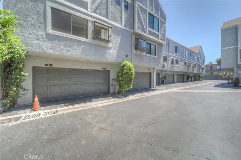 18100 Burbank #14 Tarzana, CA 91356