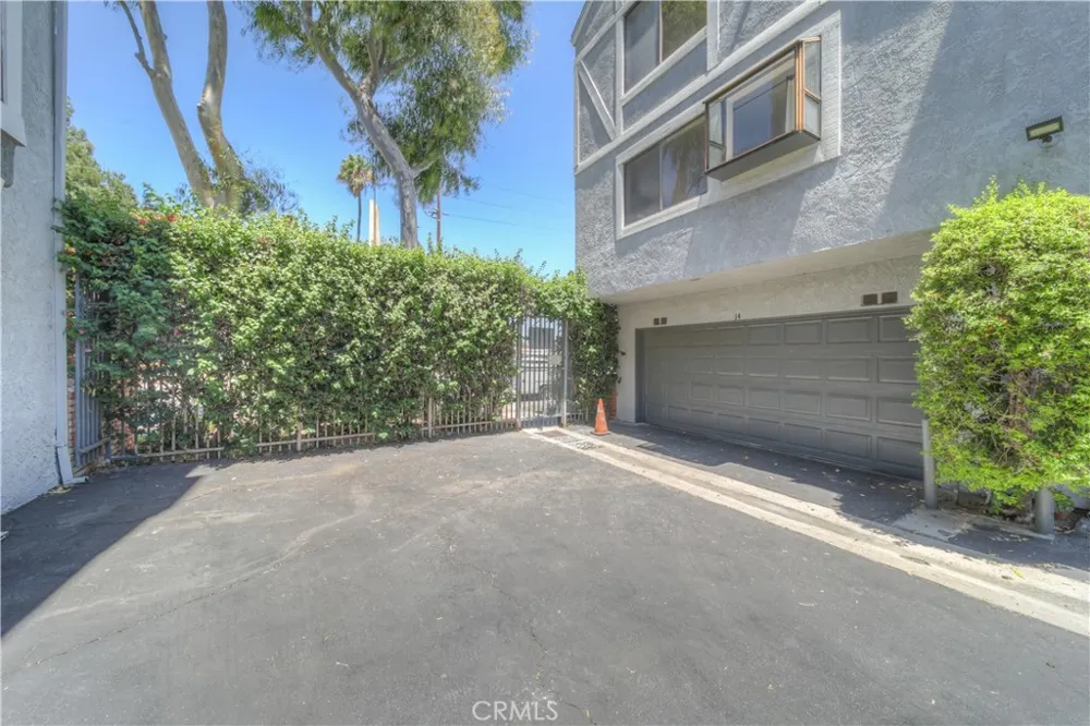 18100 Burbank #14 Tarzana, CA 91356