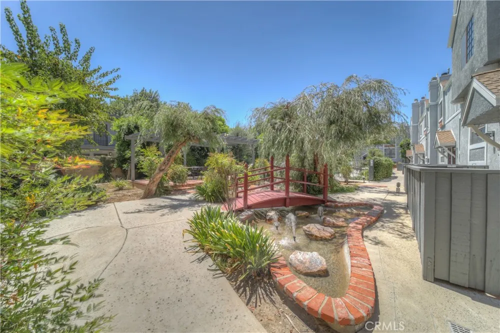 18100 Burbank #14 Tarzana, CA 91356