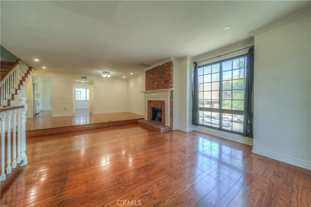 18100 Burbank #14 Tarzana, CA 91356