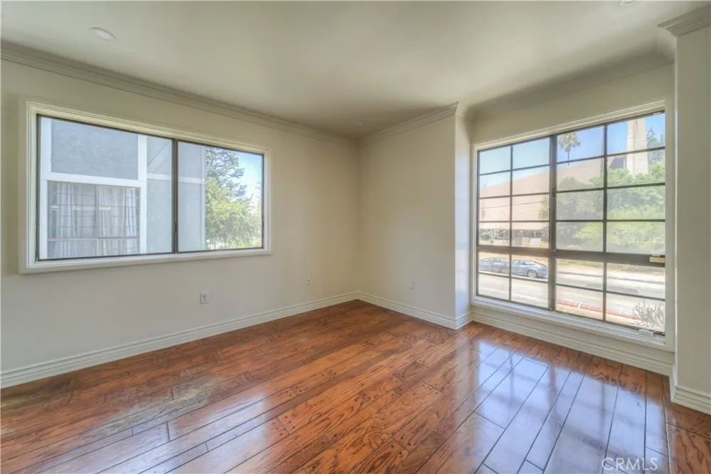 18100 Burbank #14 Tarzana, CA 91356