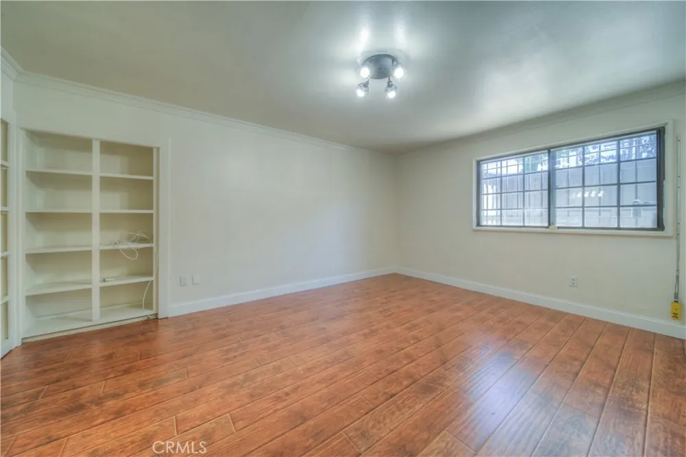 18100 Burbank #14 Tarzana, CA 91356