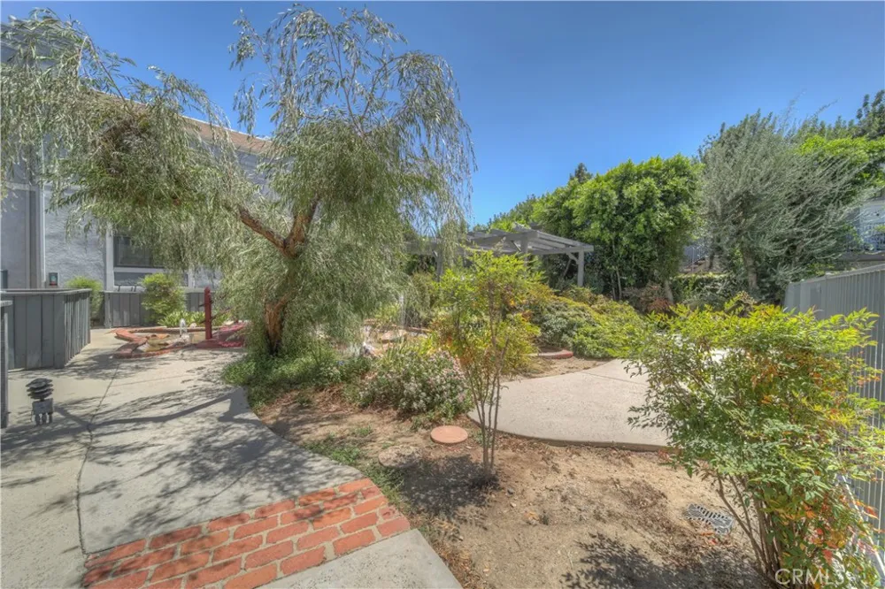 18100 Burbank #14 Tarzana, CA 91356