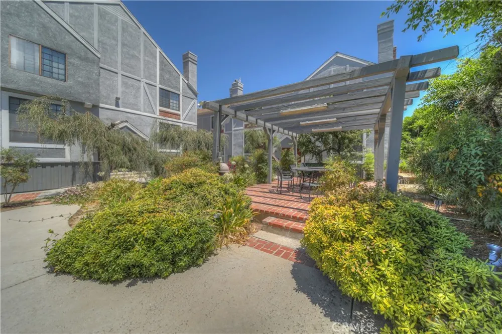 18100 Burbank #14 Tarzana, CA 91356