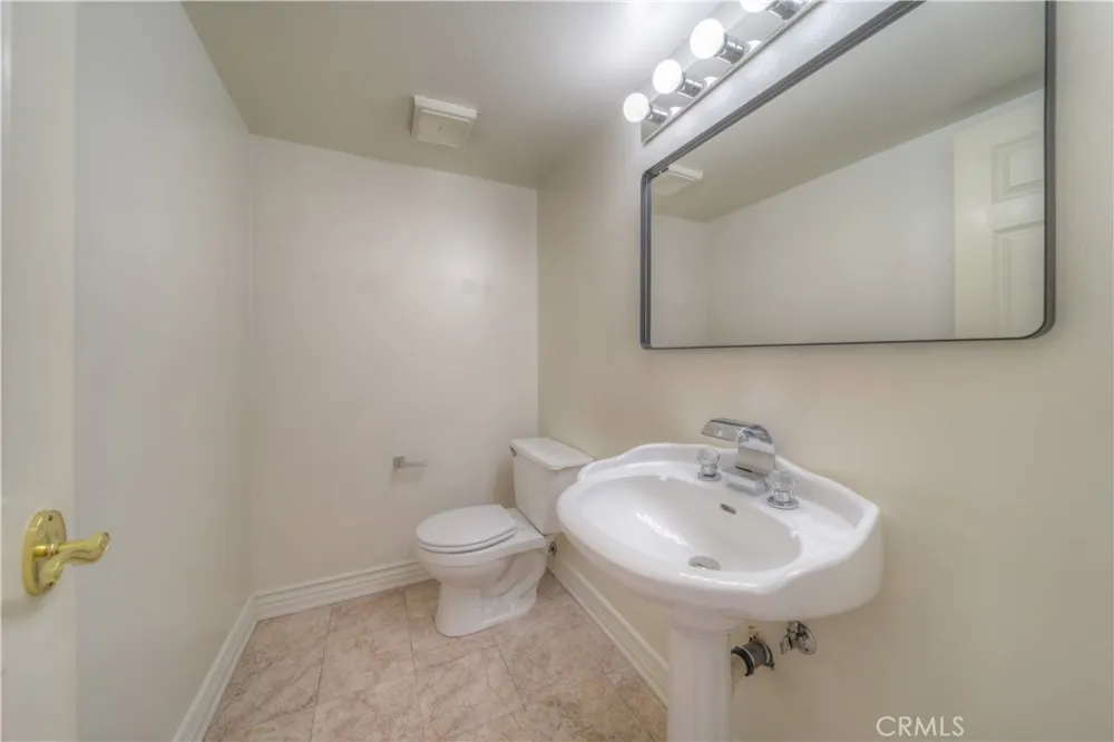 18100 Burbank #14 Tarzana, CA 91356
