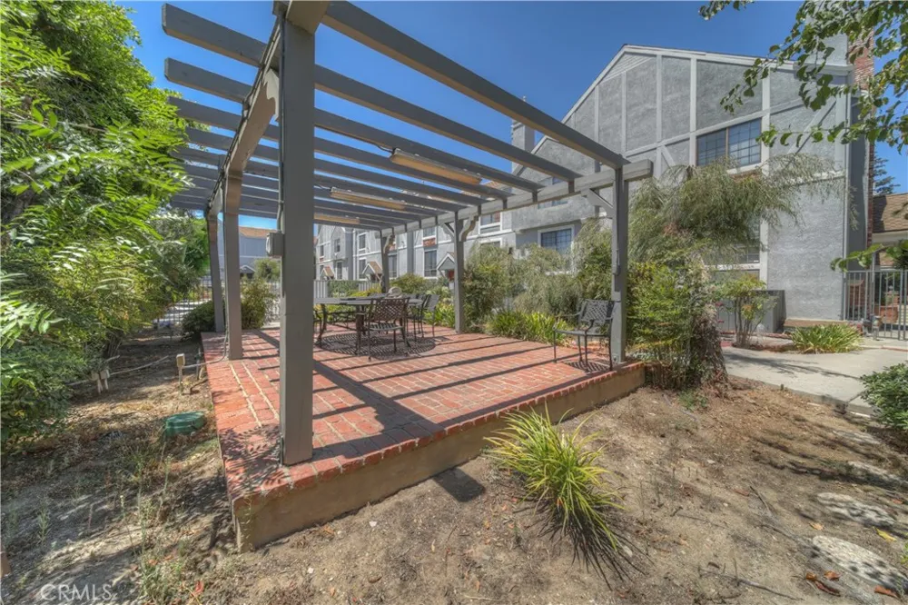 18100 Burbank #14 Tarzana, CA 91356