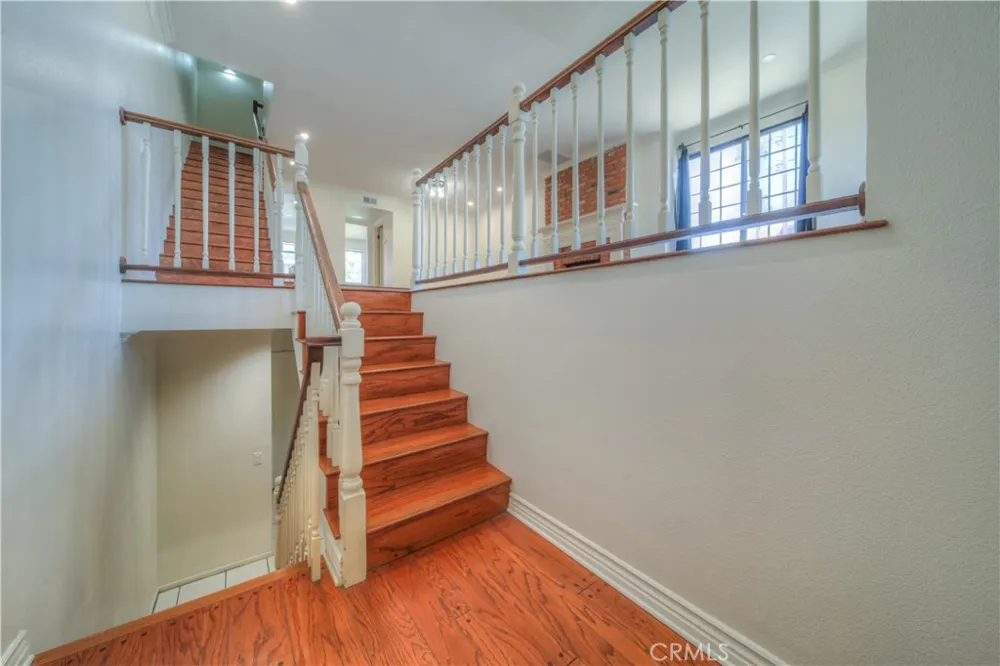 18100 Burbank #14 Tarzana, CA 91356