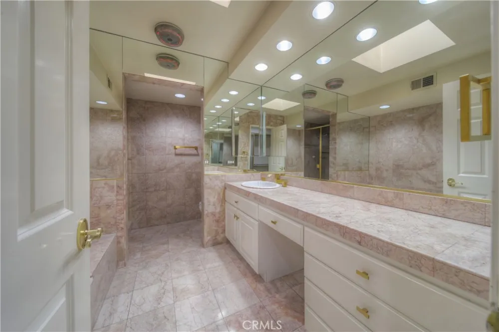 18100 Burbank #14 Tarzana, CA 91356