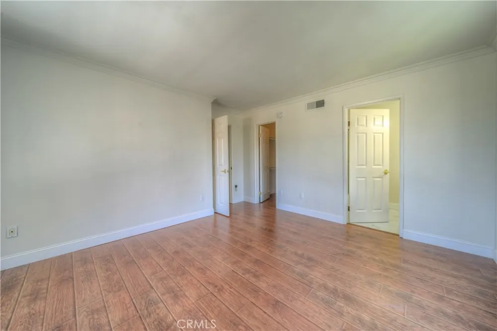 18100 Burbank #14 Tarzana, CA 91356