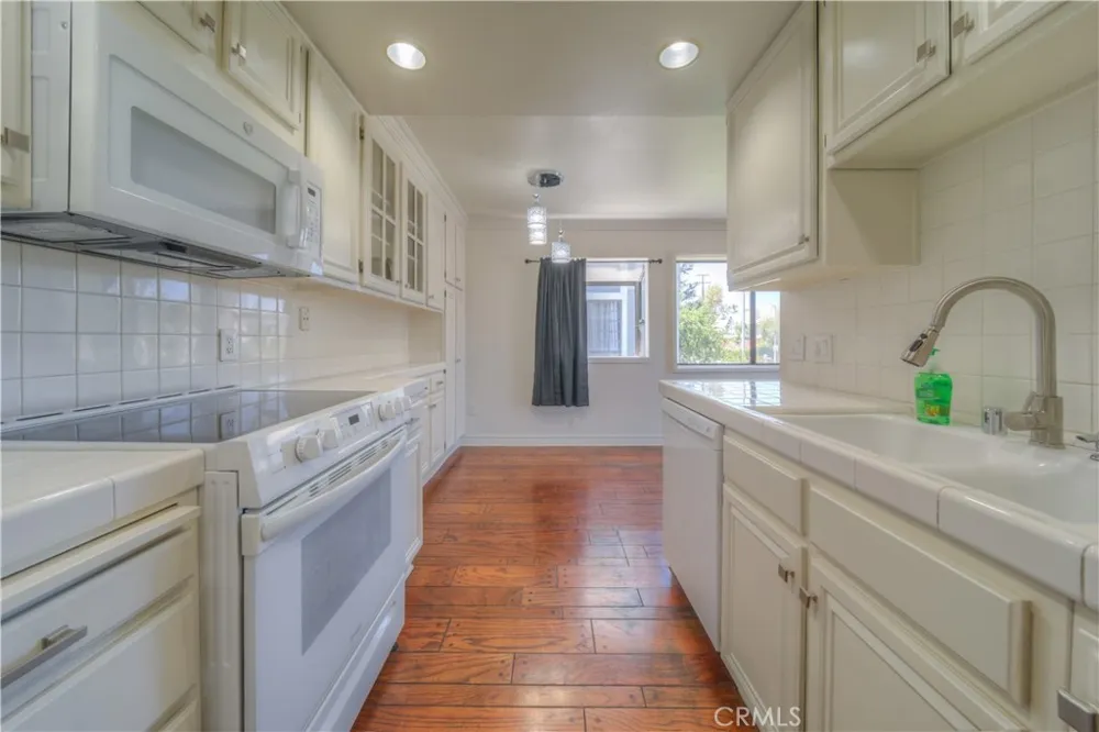 18100 Burbank #14 Tarzana, CA 91356