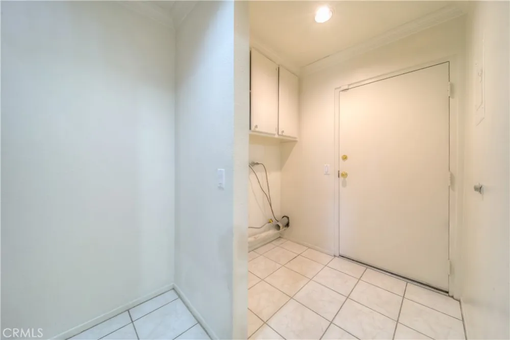 18100 Burbank #14 Tarzana, CA 91356