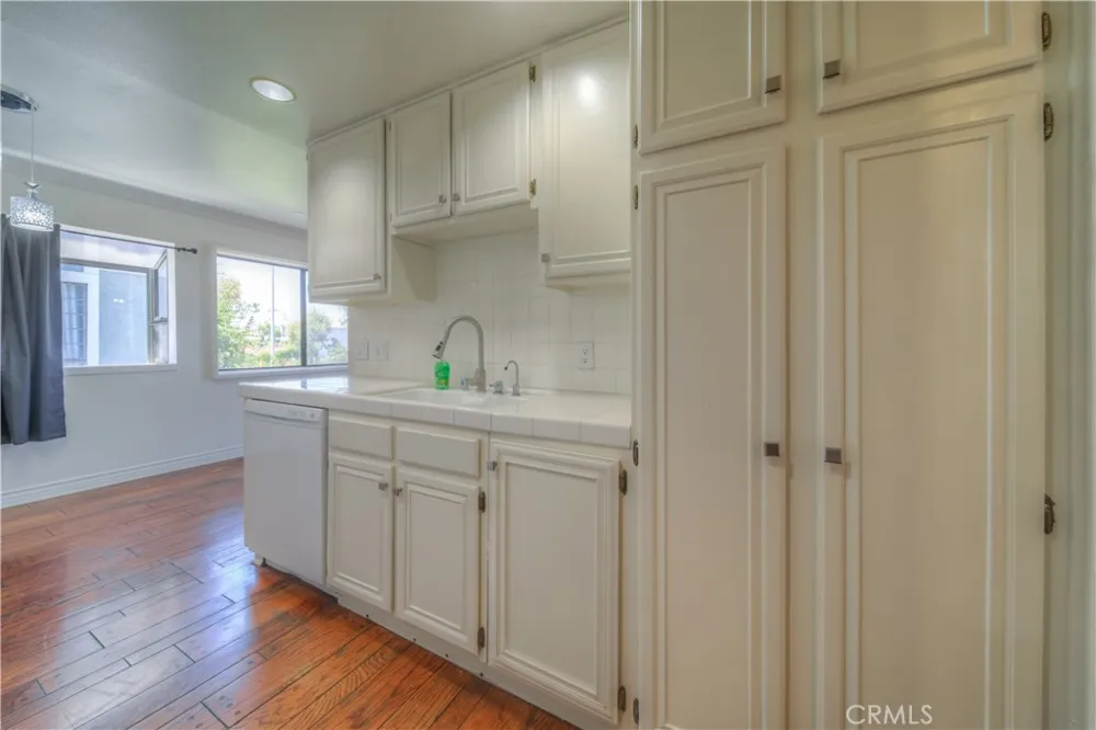 18100 Burbank #14 Tarzana, CA 91356