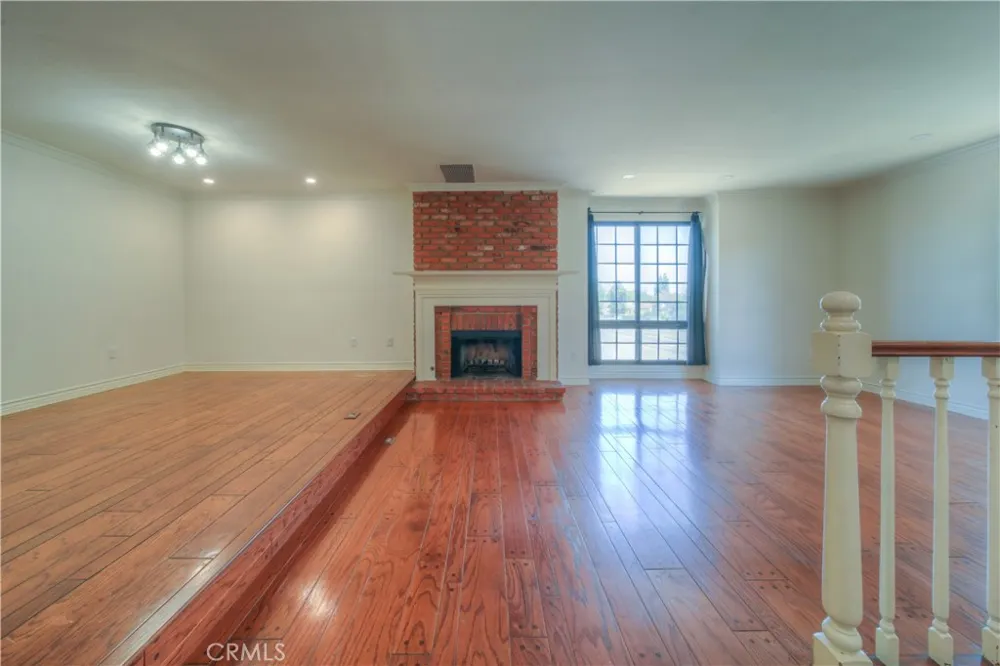 18100 Burbank #14 Tarzana, CA 91356