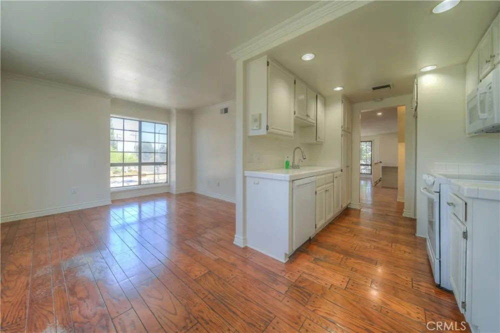 18100 Burbank #14 Tarzana, CA 91356