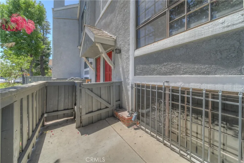 18100 Burbank #14 Tarzana, CA 91356