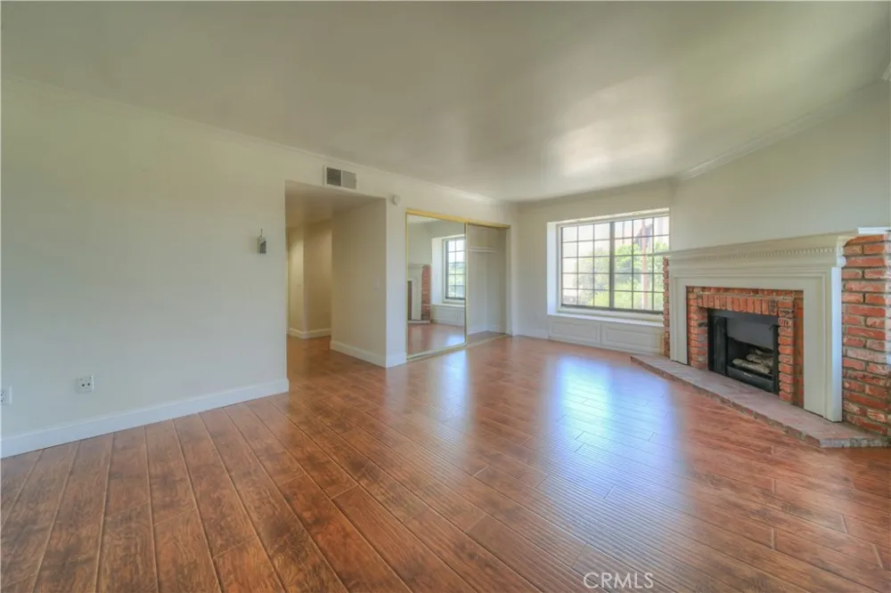 18100 Burbank #14 Tarzana, CA 91356