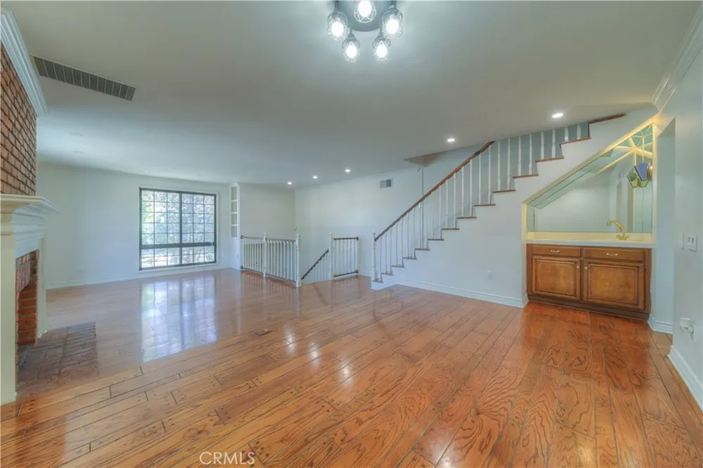 18100 Burbank #14 Tarzana, CA 91356