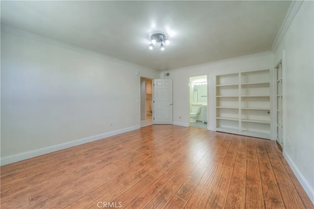 18100 Burbank #14 Tarzana, CA 91356