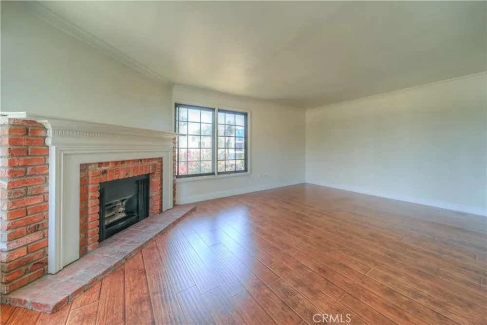 18100 Burbank #14 Tarzana, CA 91356