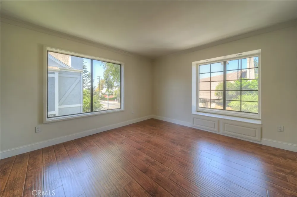 18100 Burbank #14 Tarzana, CA 91356