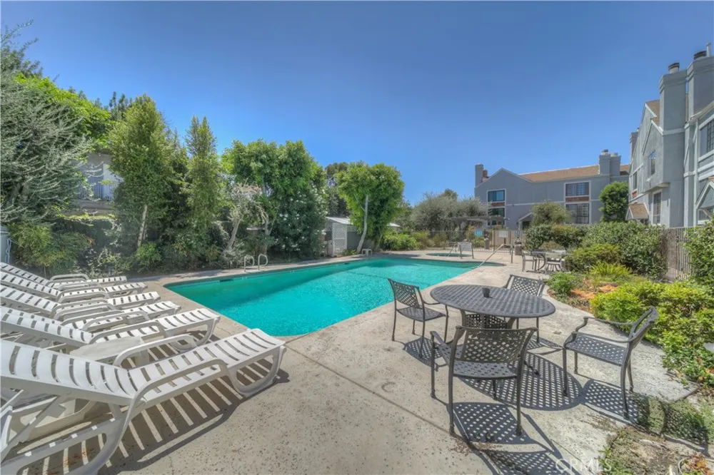 18100 Burbank #14 Tarzana, CA 91356