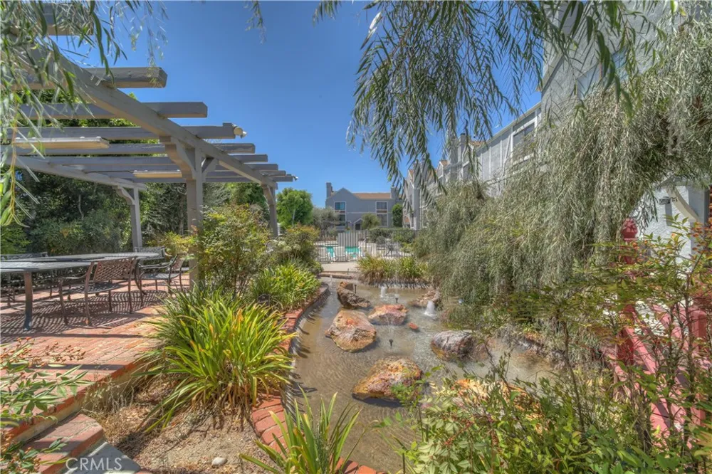 18100 Burbank #14 Tarzana, CA 91356