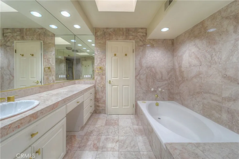 18100 Burbank #14 Tarzana, CA 91356