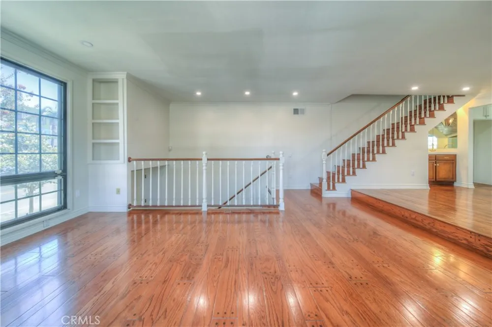 18100 Burbank #14 Tarzana, CA 91356