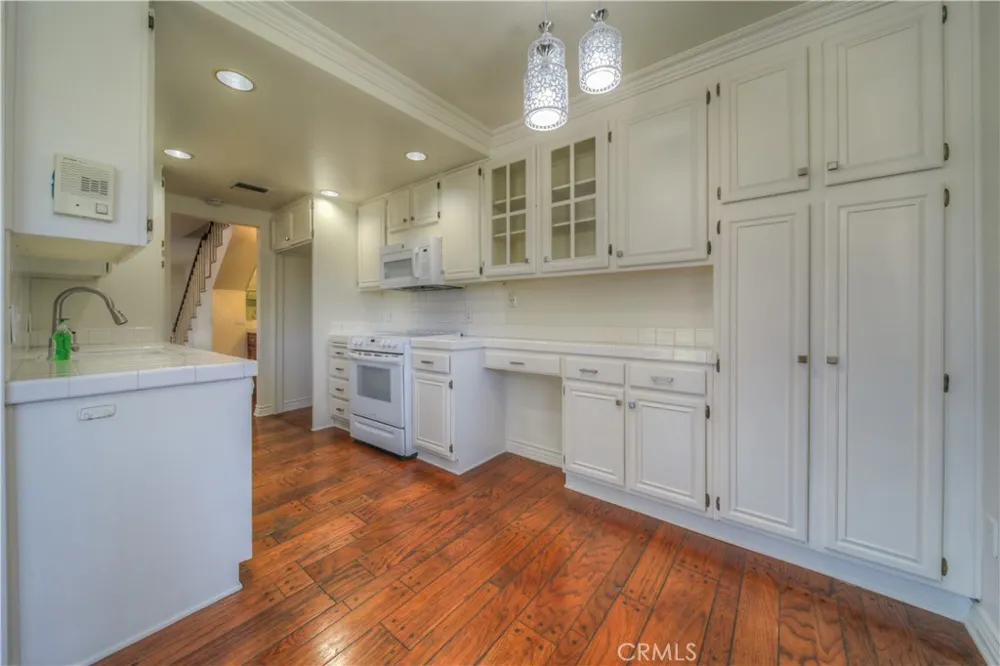 18100 Burbank #14 Tarzana, CA 91356