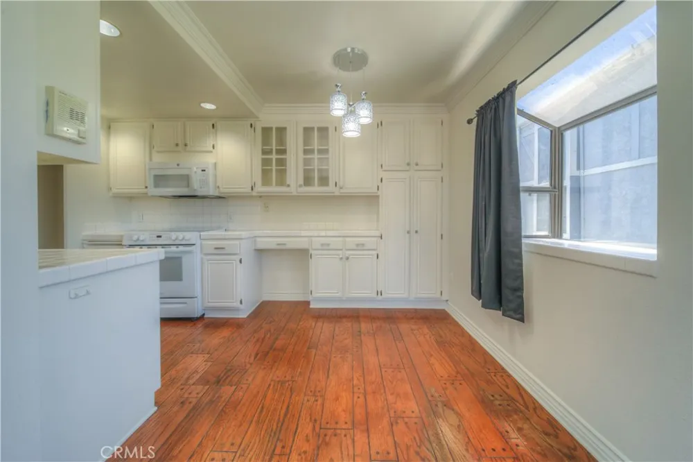 18100 Burbank #14 Tarzana, CA 91356
