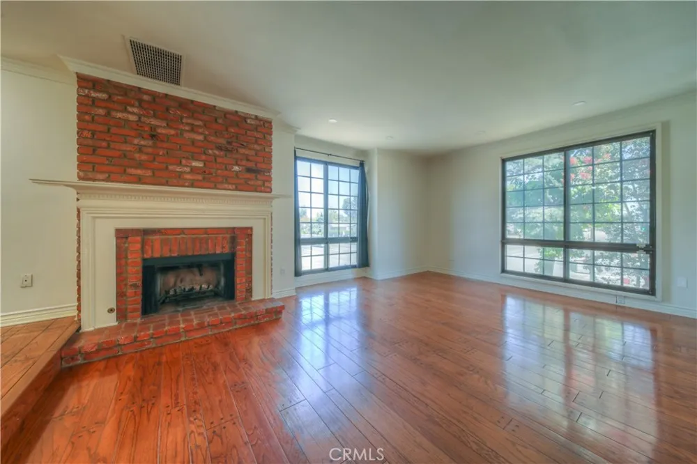 18100 Burbank #14 Tarzana, CA 91356