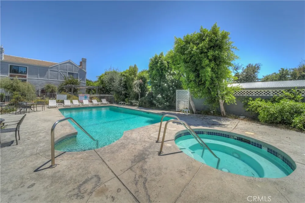 18100 Burbank #14 Tarzana, CA 91356
