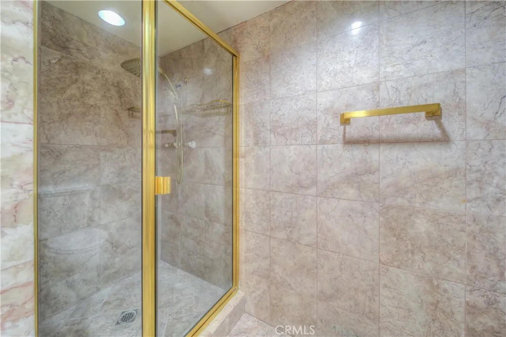 18100 Burbank #14 Tarzana, CA 91356