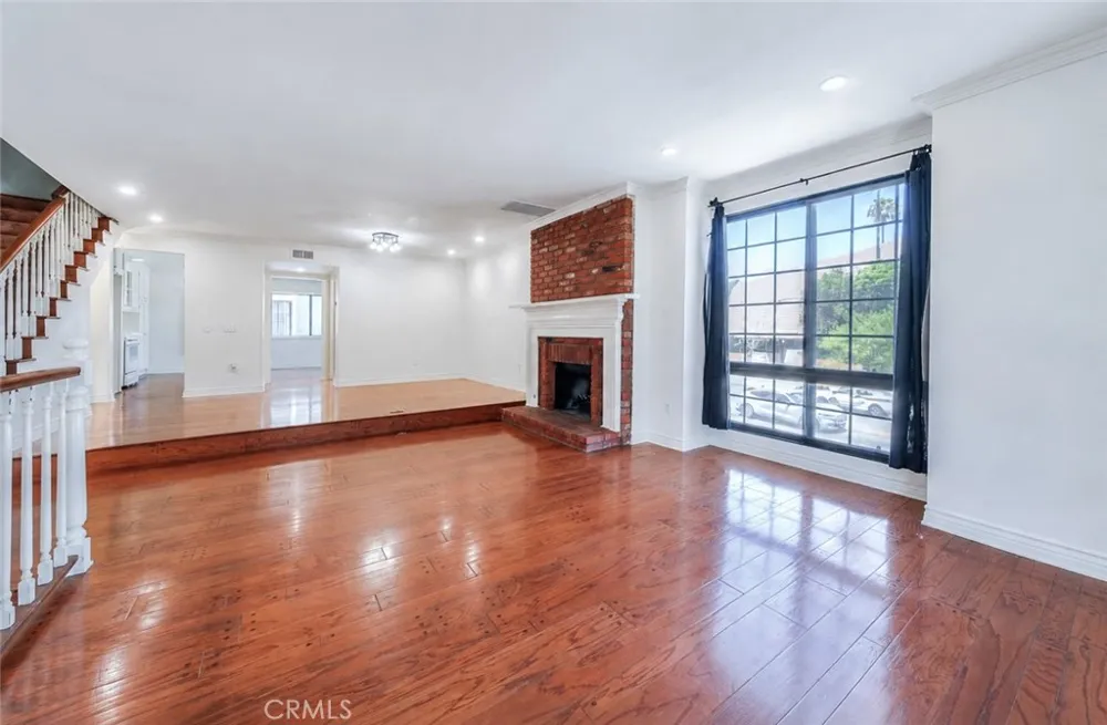18100 Burbank #14 Tarzana, CA 91356