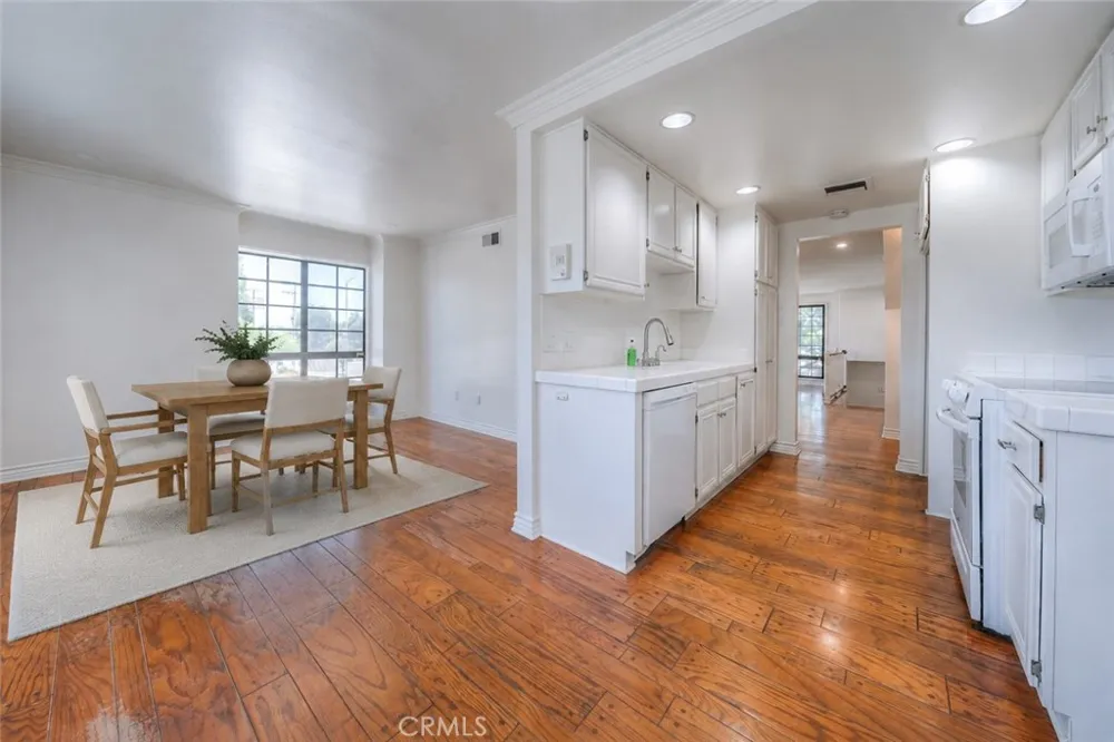 18100 Burbank #14 Tarzana, CA 91356