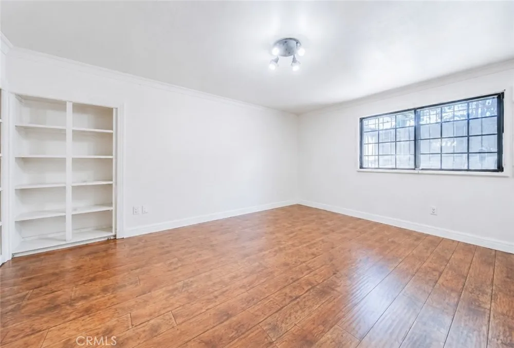 18100 Burbank #14 Tarzana, CA 91356