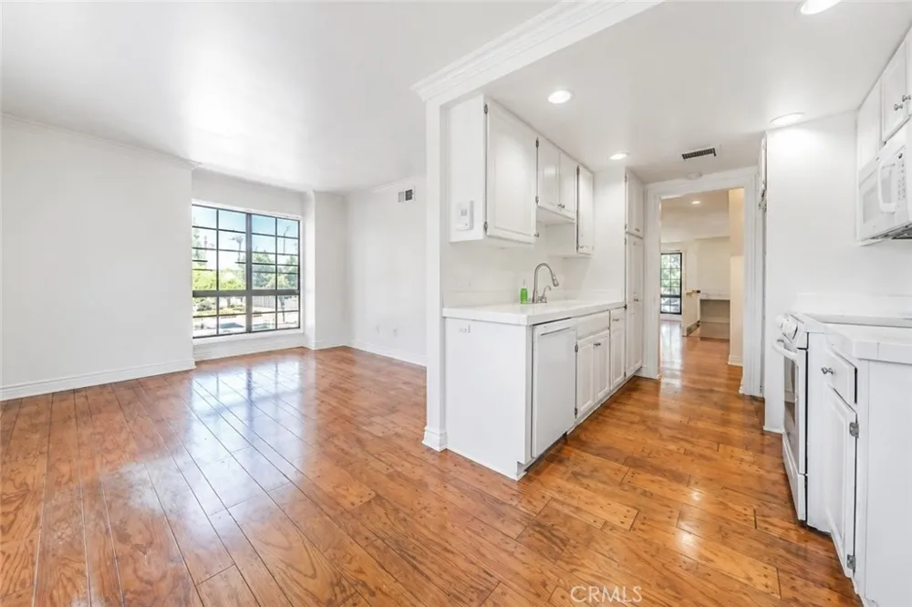 18100 Burbank #14 Tarzana, CA 91356