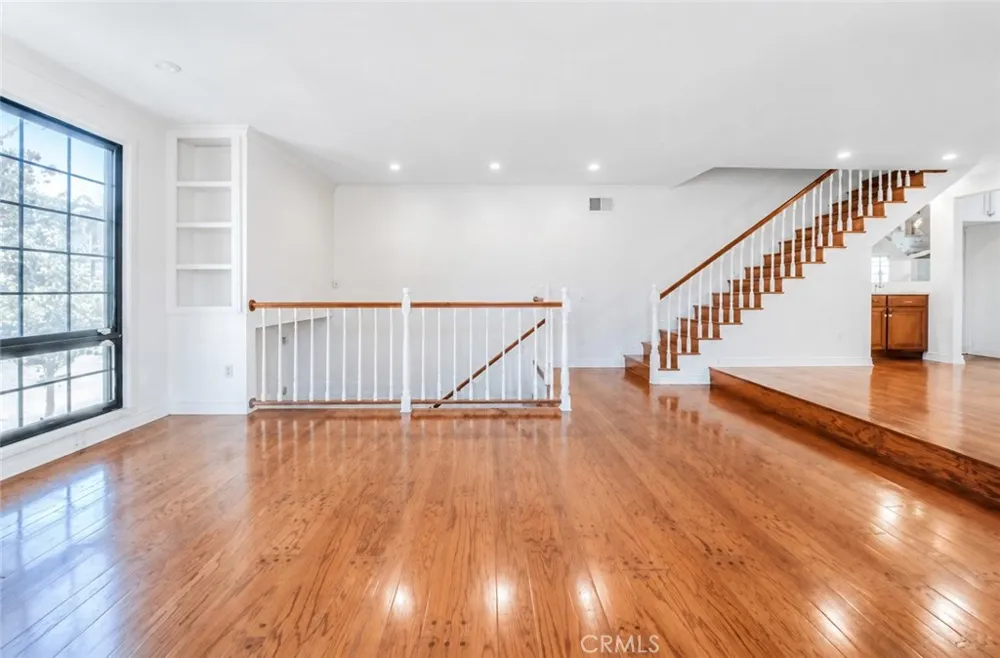 18100 Burbank #14 Tarzana, CA 91356