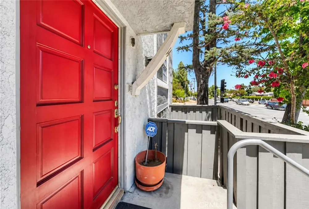 18100 Burbank #14 Tarzana, CA 91356