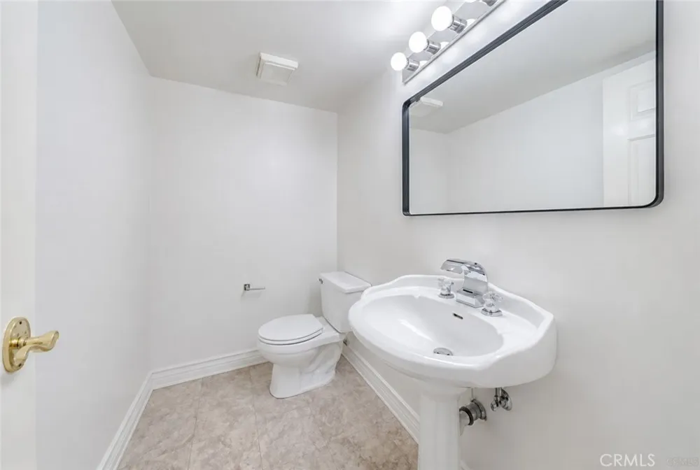 18100 Burbank #14 Tarzana, CA 91356